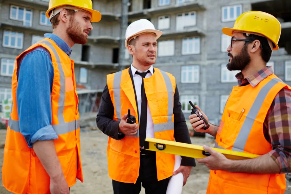 Coordination de chantier à Bordeaux : échange entre intervenants sur le chantier